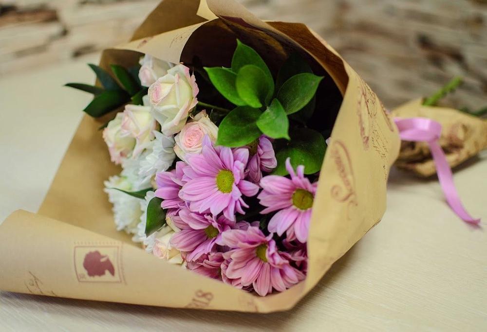 Букет улыбка в Ангарске Букет цветов из: Розы и Хризантемы в Ангарске