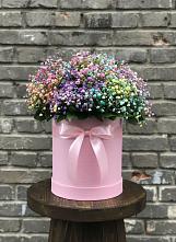 Цветочная композиция из Гипсофила и Розы в шляпной коробке в Ангарске