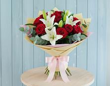 Букет Элегантная гармония в Ангарске Букет цветов из:  Лилии и Розы в Ангарске