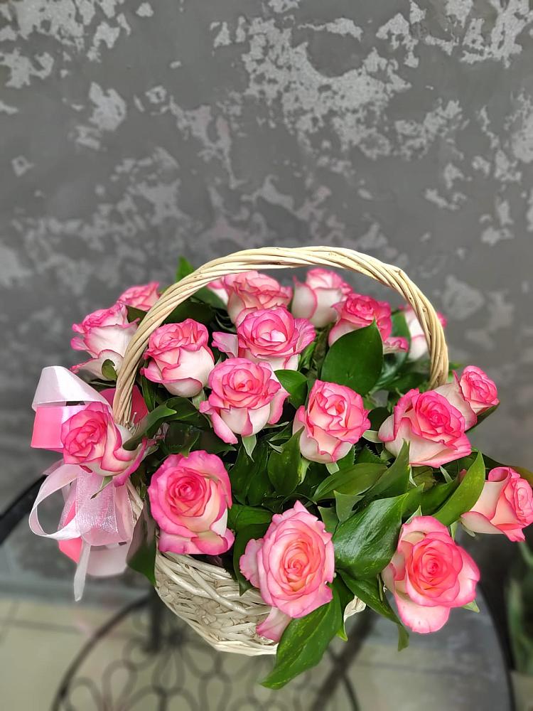 Цветочная композиция из Розы в корзине в Ангарске