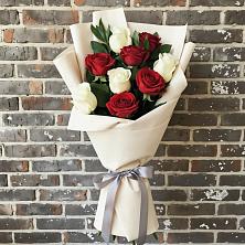 Букет красно-белые розы в Ангарске Букет цветов из:  Розы в Ангарске