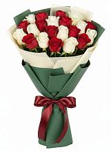 Букет Микс из красных и белых роз в Ангарске