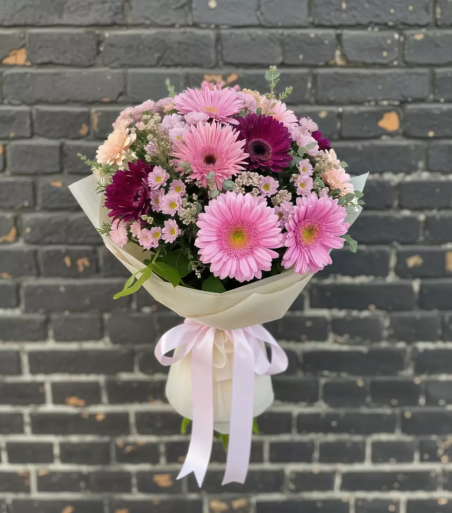 Букет яркие краски в Ангарске Букет цветов из: Герберы и Хризантемы в Ангарске