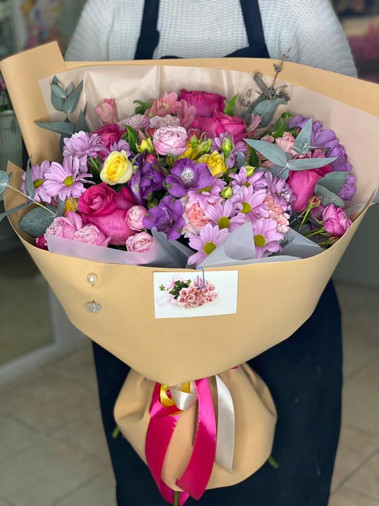 Букет цветов из: Хризантемы, Гвоздики и Альстромерии в Ангарске