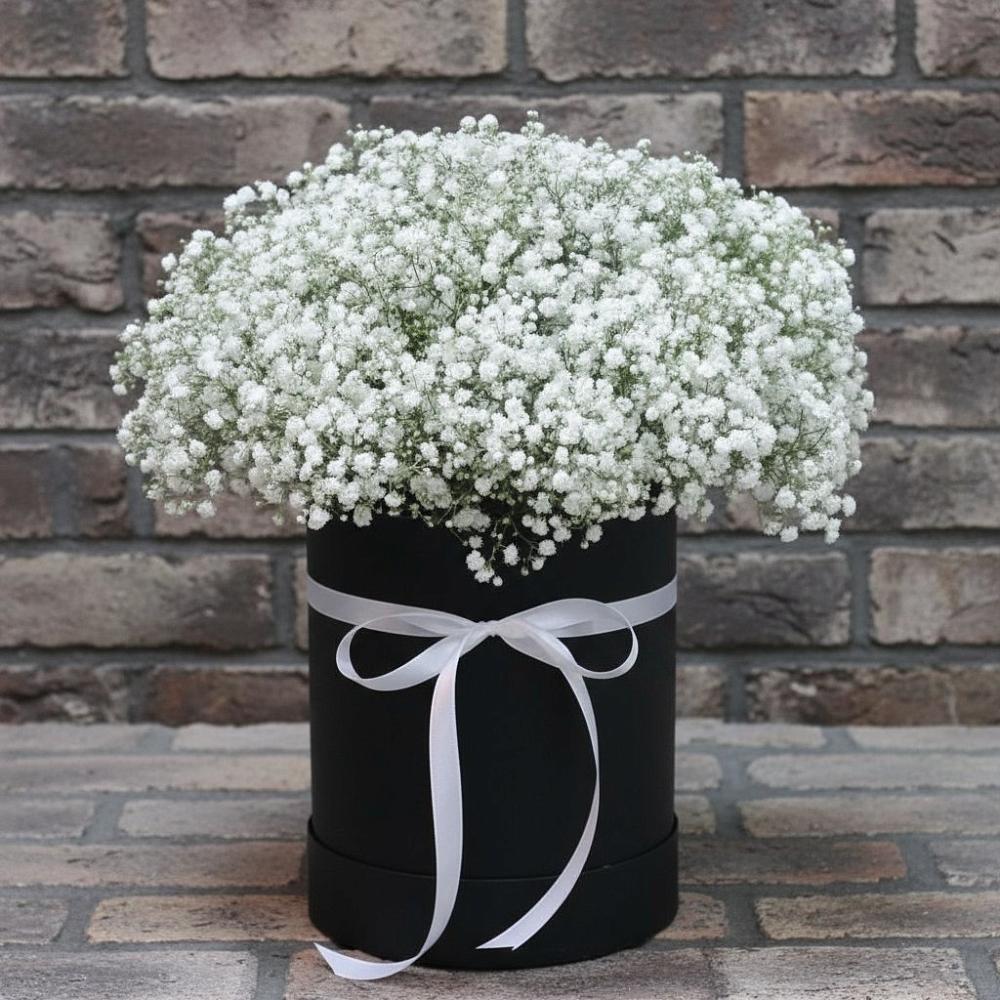 Цветочная композиция из Гипсофила в шляпной коробке в Ангарске