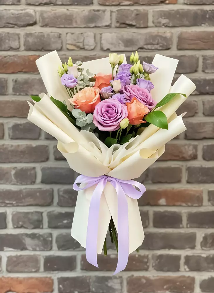 Букет цветочные ноты в Ангарске Букет цветов из: Лизиантусы и Розы в Ангарске