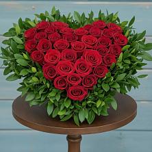 Композиция Сердце в любви в Ангарске Цветочная композиция из Розы в виде сердца в Ангарске