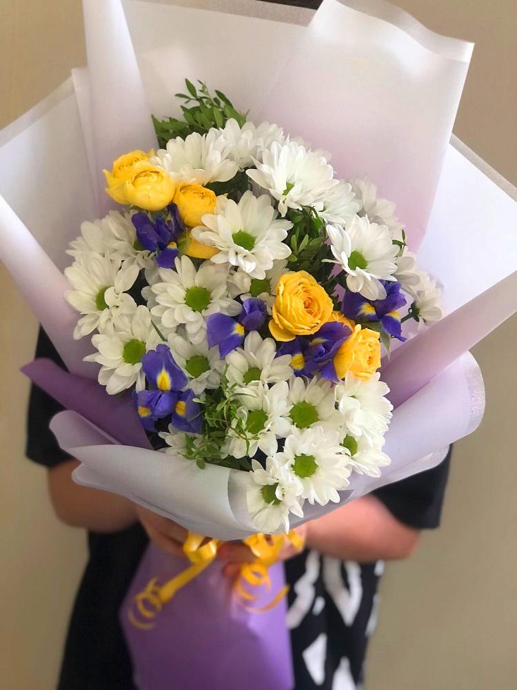 Букет цветов из: Ирисы, Хризантемы и Розы в Ангарске