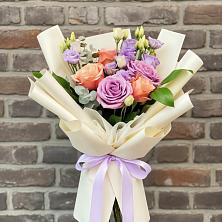 Букет цветочные ноты в Ангарске Букет цветов из:  Лизиантусы и Розы в Ангарске