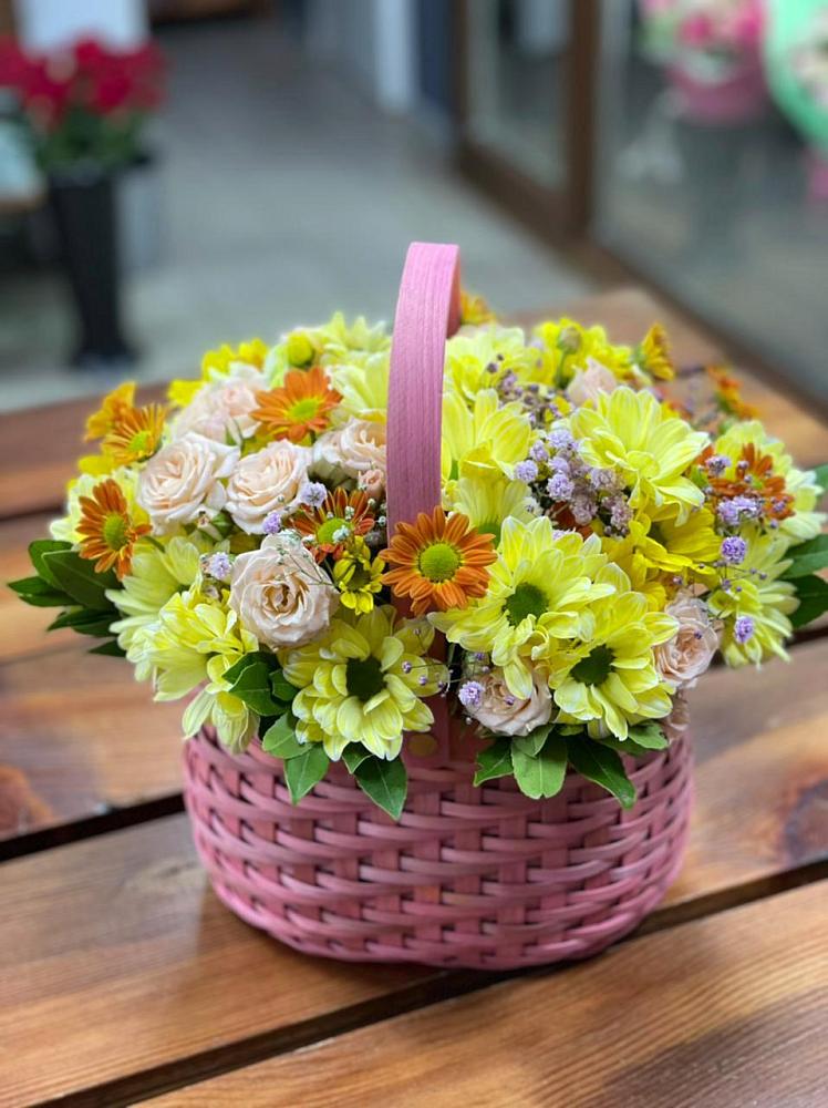 Композиция цветы лета в Ангарске Цветочная композиция из Хризантемы и Розы в корзине в Ангарске