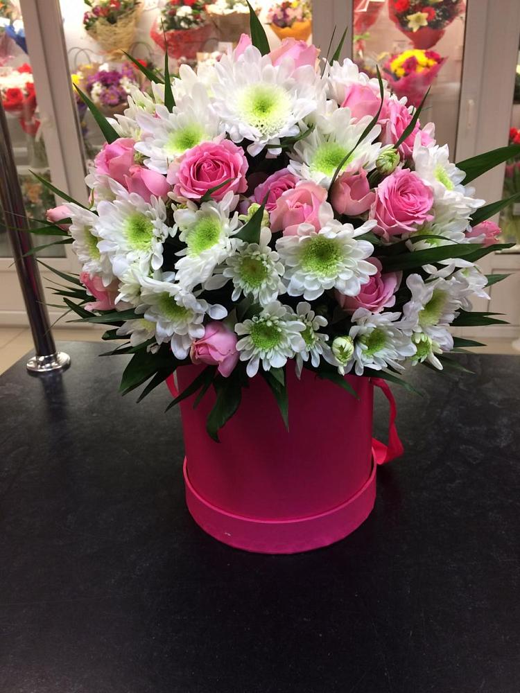 Цветочная композиция из Розы и Хризантемы в шляпной коробке в Ангарске