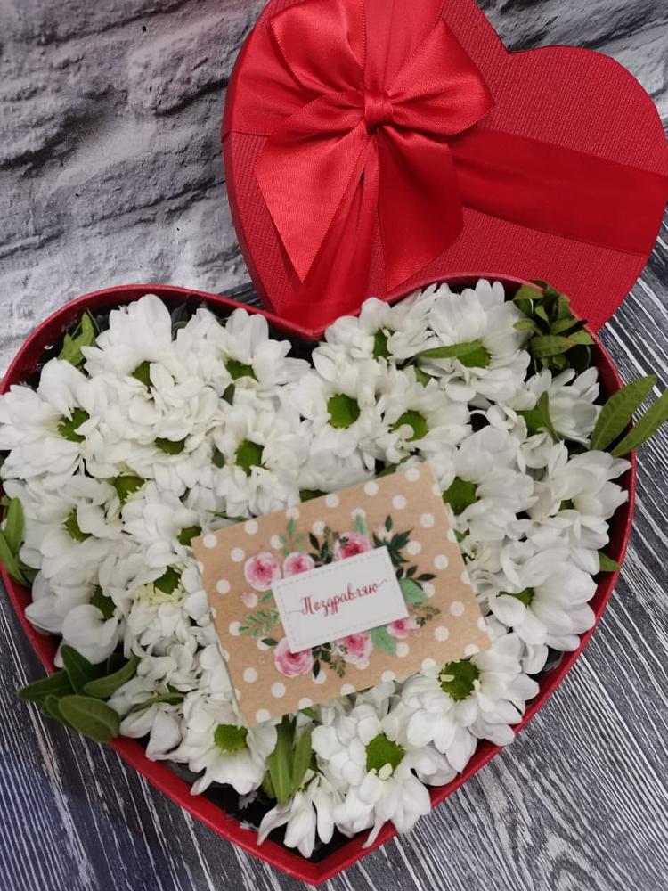 Цветочная композиция из Хризантемы в виде сердца в Ангарске