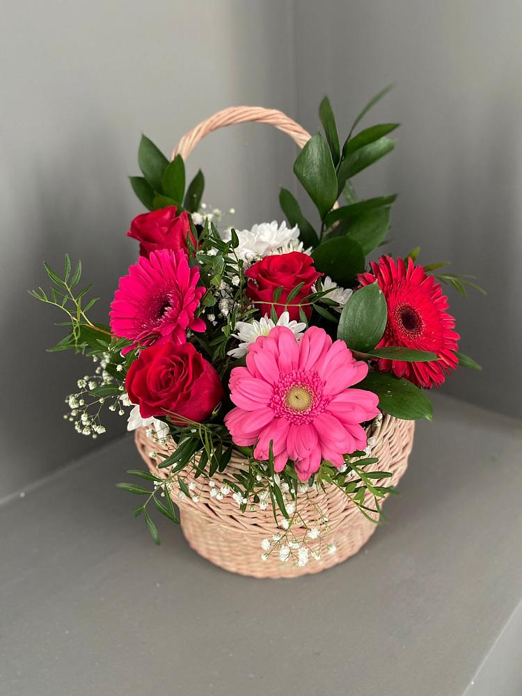 Композиция радостное событие в Ангарске Цветочная композиция из Розы, Хризантемы и Герберы в корзине в Ангарске