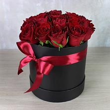 Цветочная композиция из Розы в шляпной коробке в Ангарске