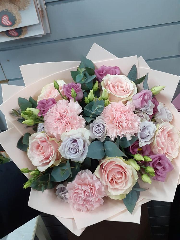 Букет обаятельный в Ангарске Букет цветов из: Розы, Гвоздики и Лизиантусы в Ангарске