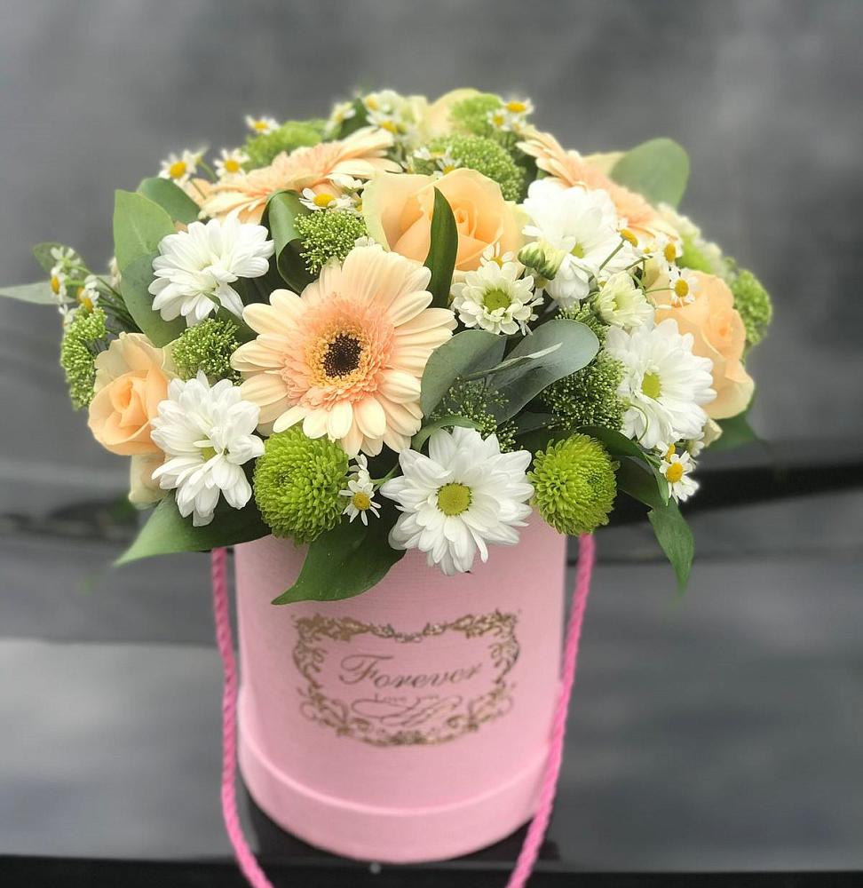 Композиция маленькая прелесть в Ангарске Цветочная композиция из Розы, Герберы и Хризантемы в шляпной коробке в Ангарске