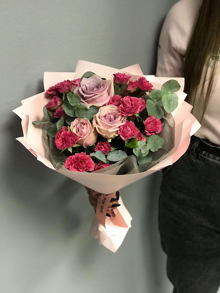 Букет цветов из: Гвоздики и Розы в Ангарске