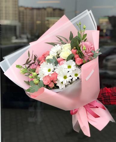 Букет цветов из: Розы, Лизиантусы и Хризантемы в Ангарске