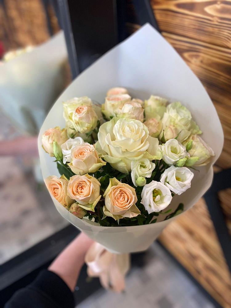 Букет цветов из: Розы и Лизиантусы в Ангарске